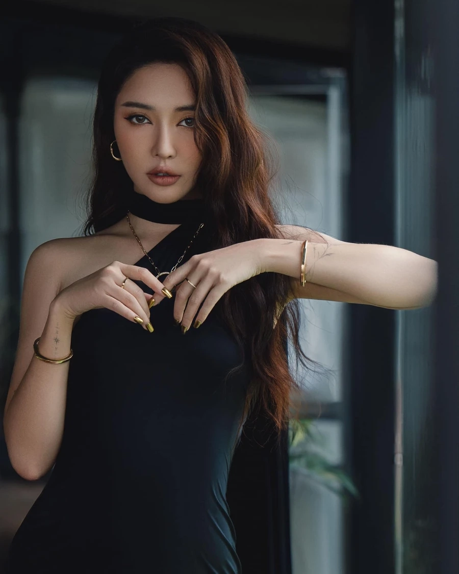 Cùng điểm lại các bài hát trong Bích Phương và loạt ảnh hot nhất.