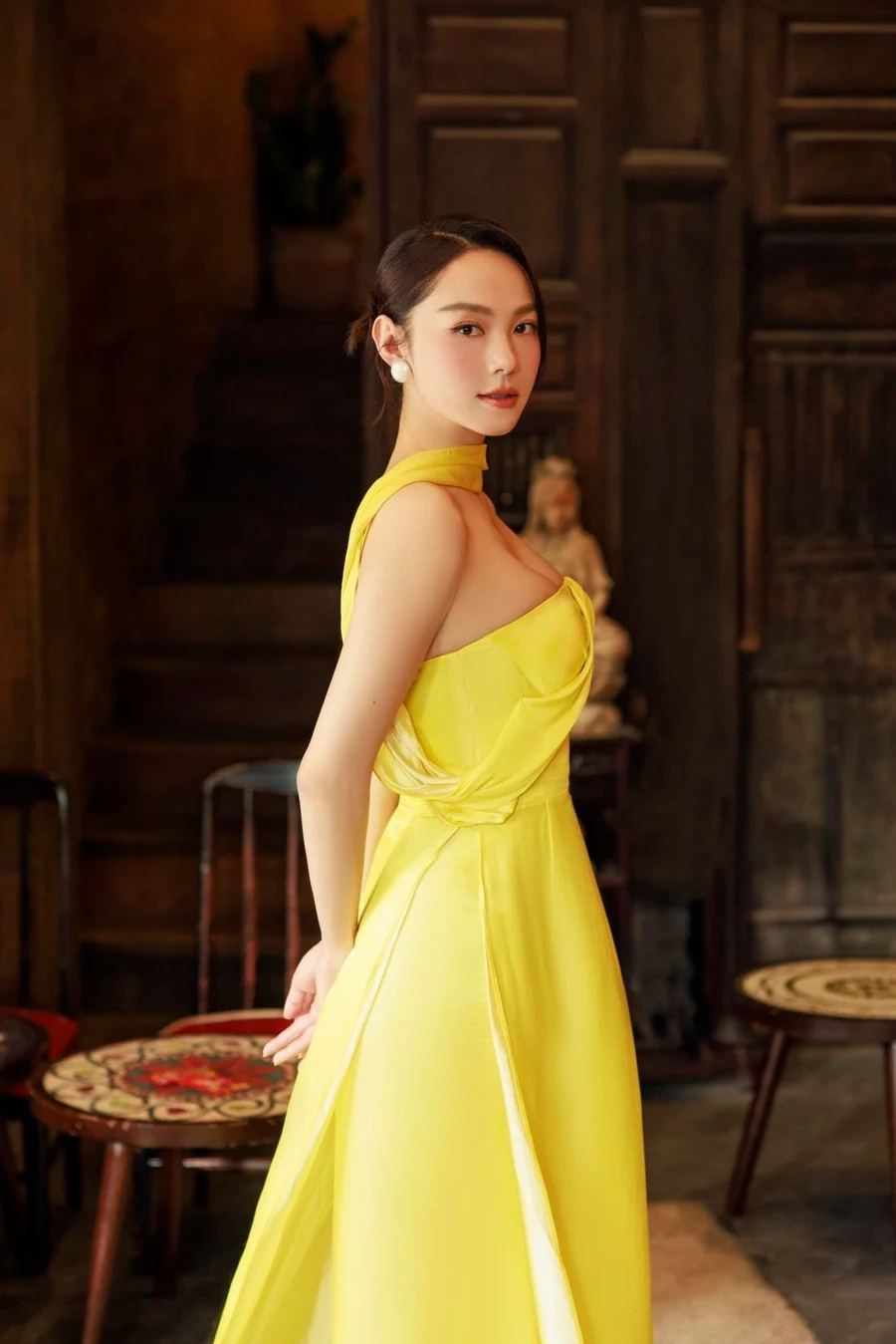 Minh Hằng khoe hàng trong những bộ đồ quyến rũ khiến fan phải xuýt xoa khen ngợi.