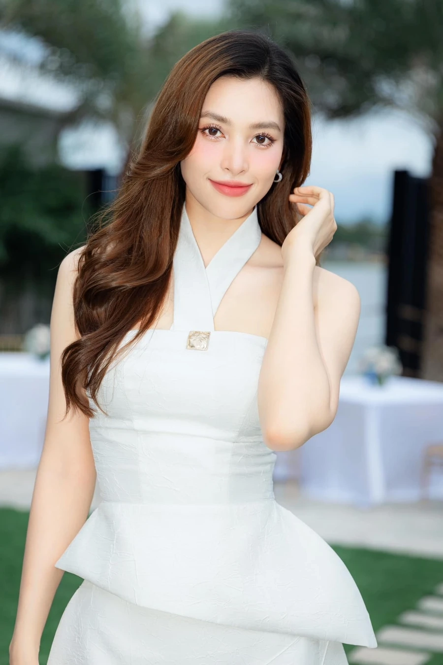 Hoa hậu Tiểu Vy đăng quang đầy ấn tượng với nụ cười rạng rỡ.