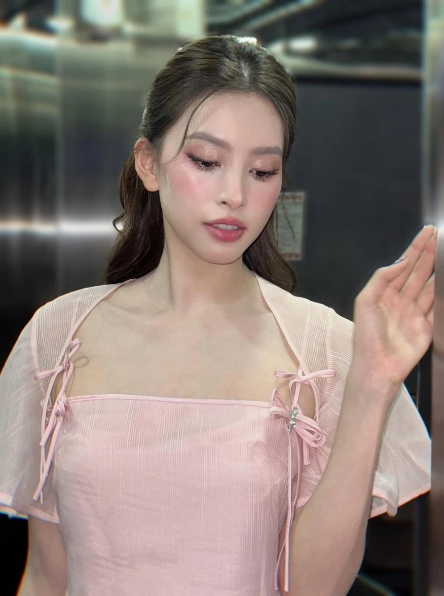 Hoa hậu Tiểu Vy nói tiếng Anh tự tin và thể hiện sự tài năng của mình.