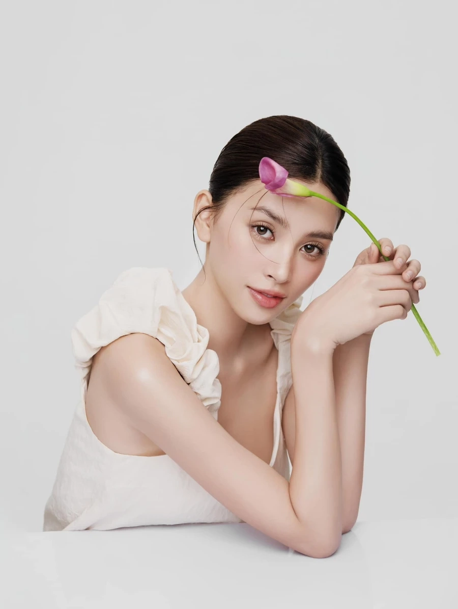 Hoa hậu Trần Tiểu Vy không chỉ đẹp mà còn vô cùng tài năng, một hình mẫu đáng ngưỡng mộ.
