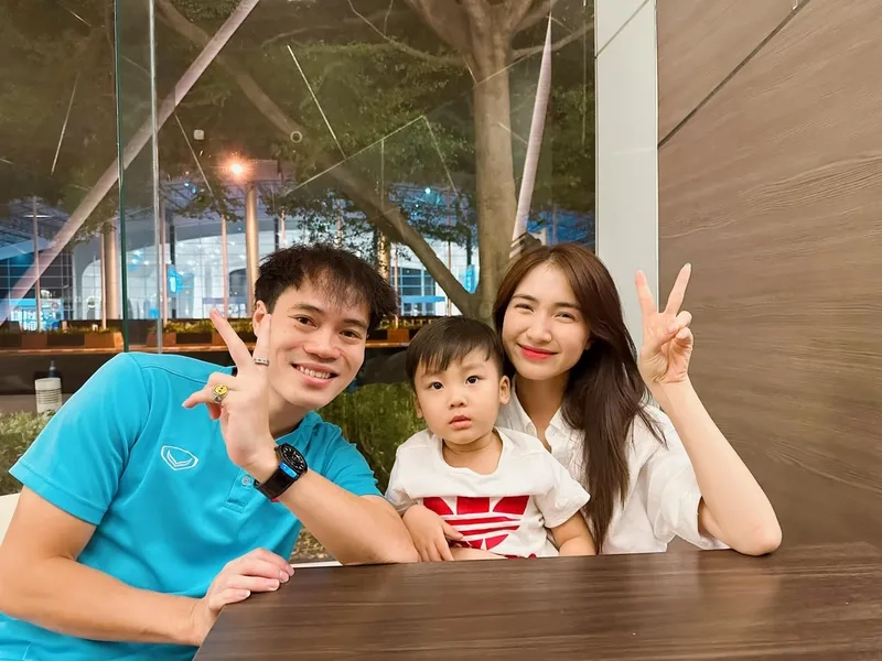 Văn Toàn cầu hôn Hòa Minzy là thật hay chỉ đùa vui