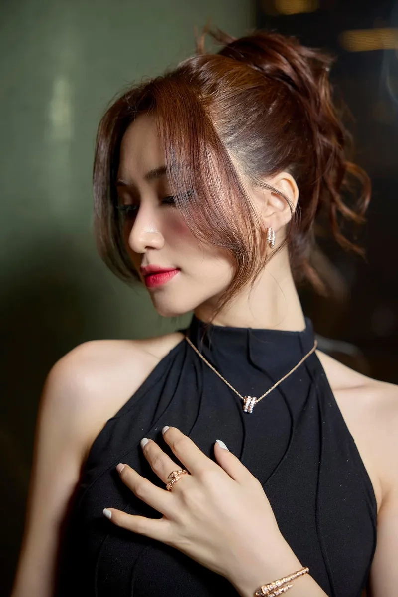 Hòa Minzy quê ở đâu mà sở hữu giọng hát ngọt ngào