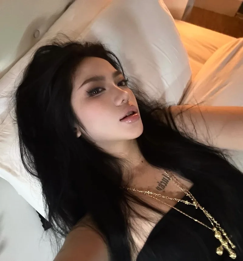 Trang trí điện thoại cùng hình nền gái cute