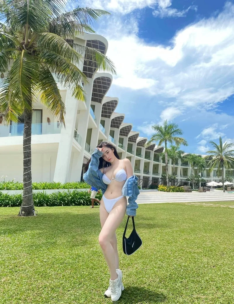 Tinh khôi rạng ngời trong ảnh gái mặc bikini trắng