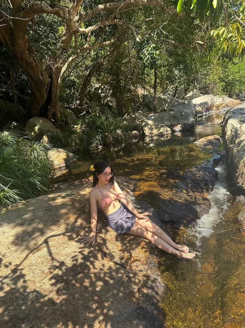 Sự quyến rũ mê hoặc từ ảnh gái mặc bikini nằm