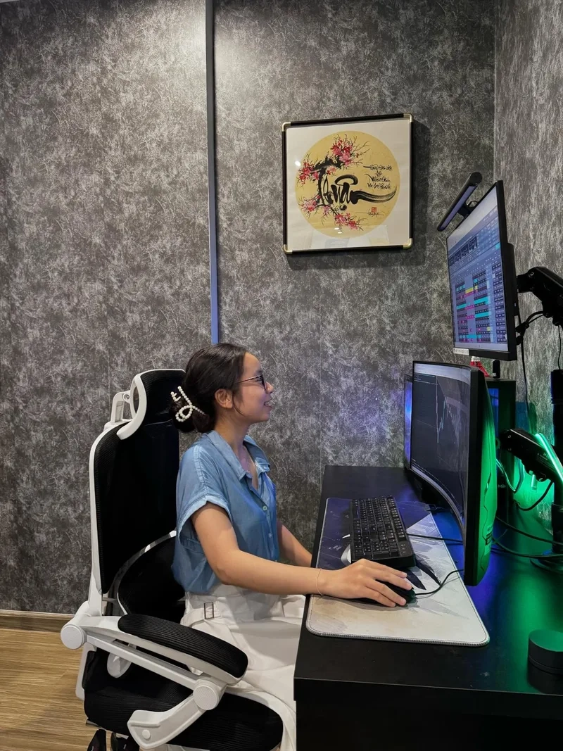 Thêm năng động cho công sở cùng Hình ảnh nữ nhân viên văn phòng chuyên nghiệp