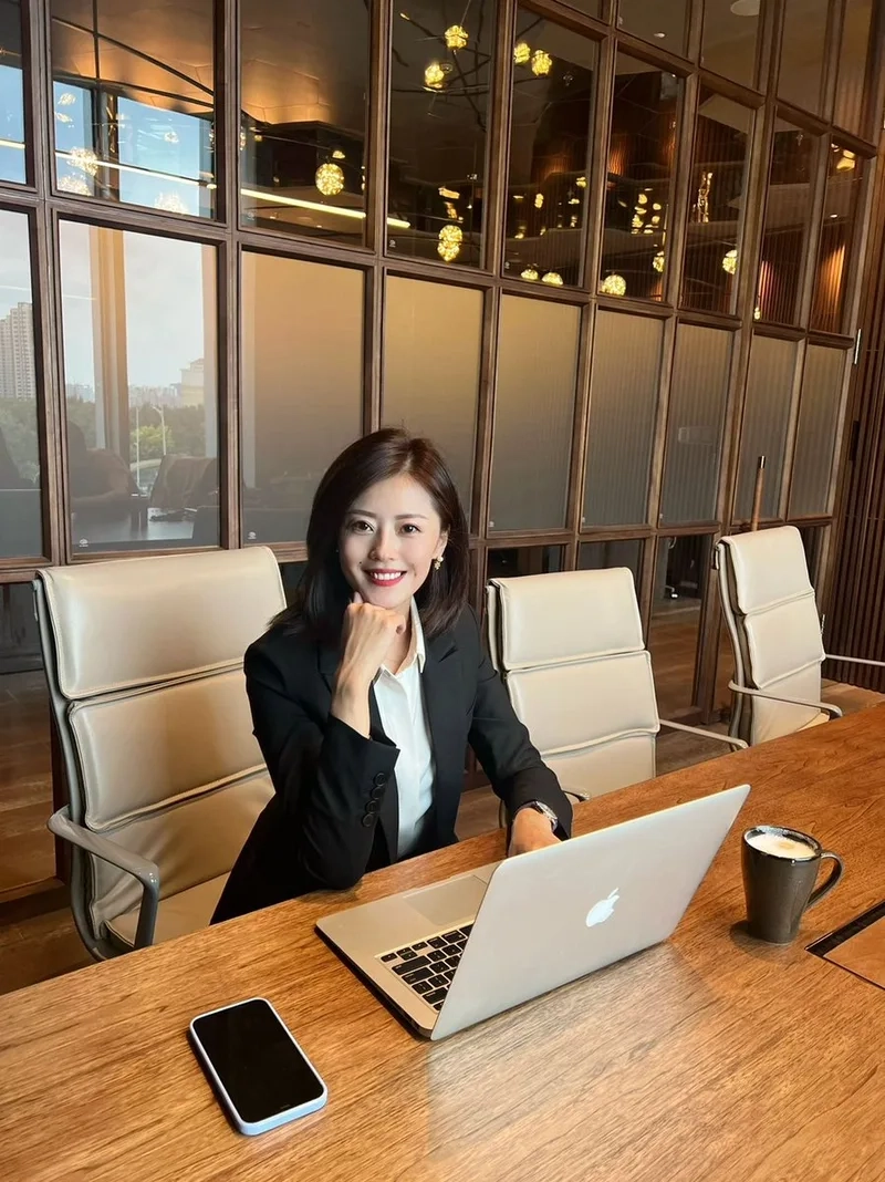 Biến không gian làm việc sinh động với Hình ảnh cô gái văn phòng trẻ trung