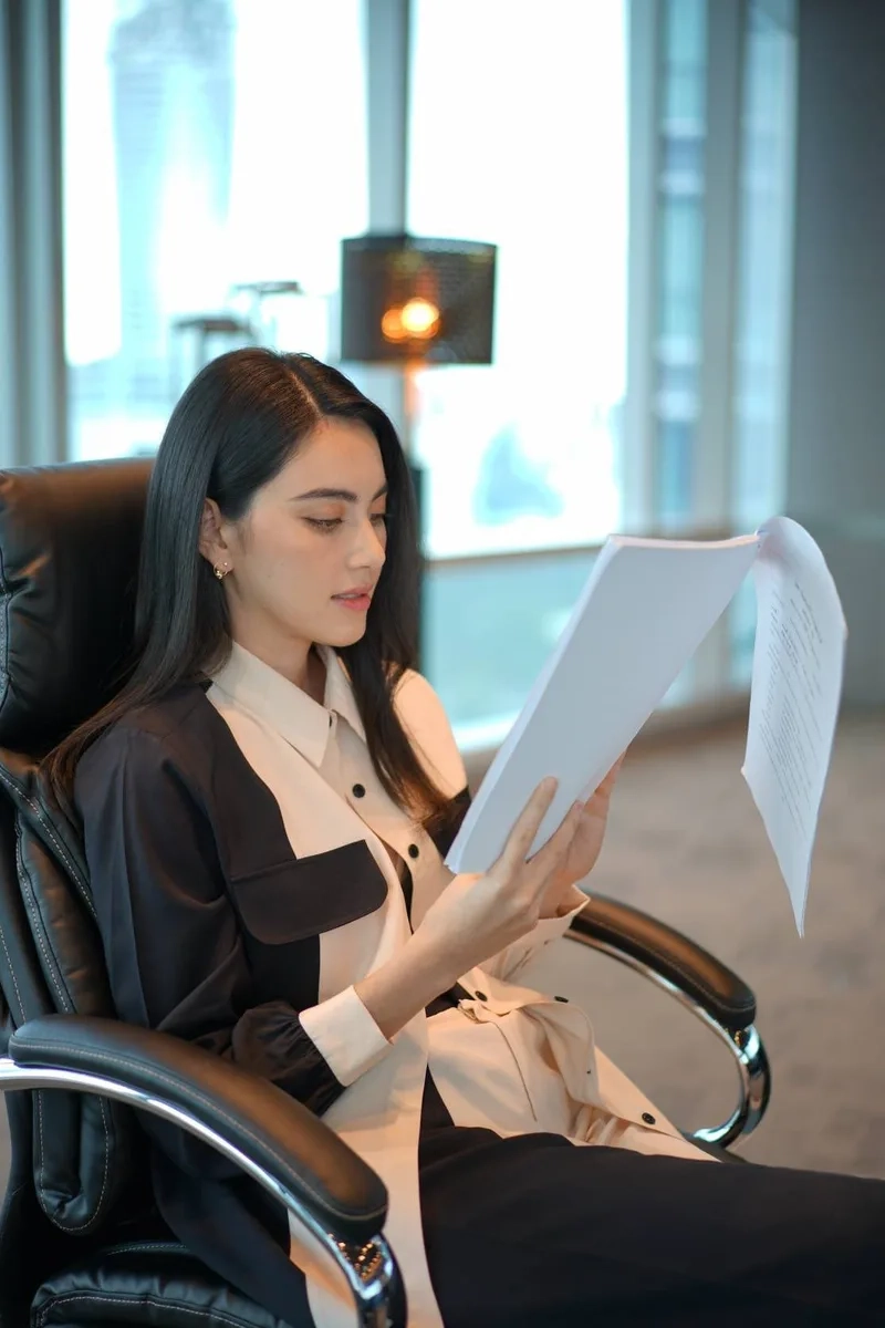 Nổi bật công sở với Hình ảnh nữ nhân viên công sở chuyên nghiệp