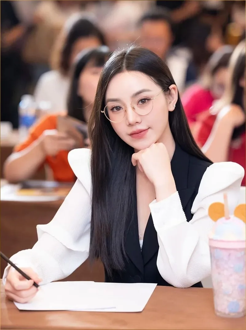 Thêm phong cách cho điện thoại với Ảnh gái văn phòng làm việc