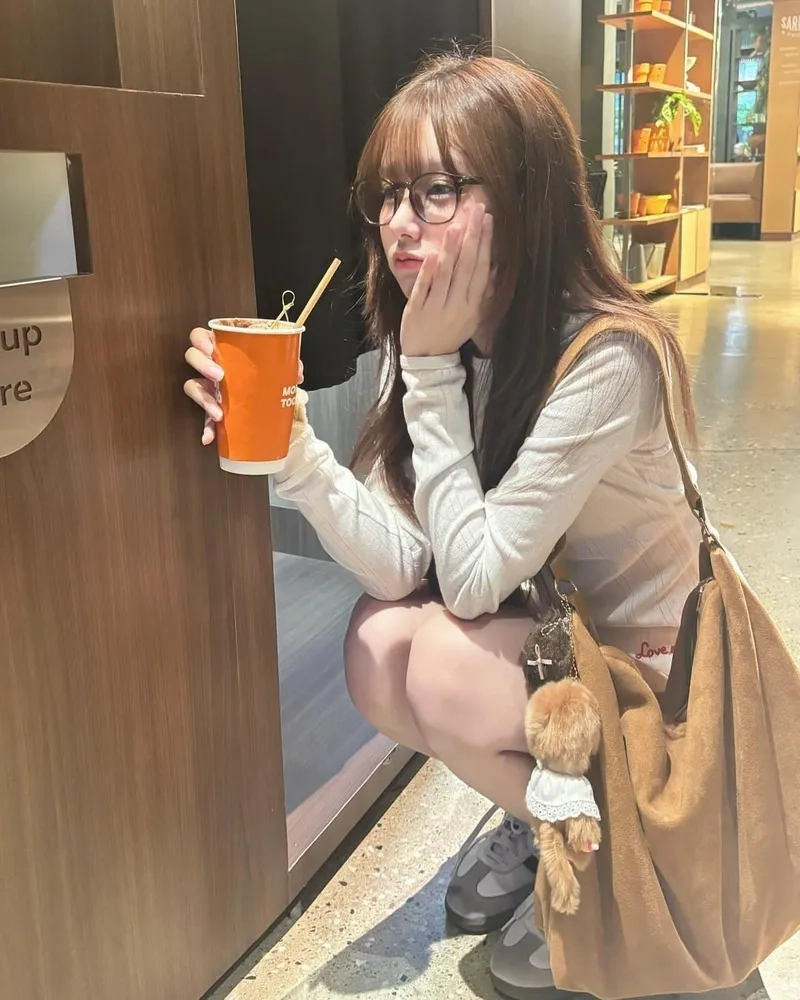 Ngắm nhìn vẻ đẹp khó quên của ảnh gái xinh đeo kính 2k7