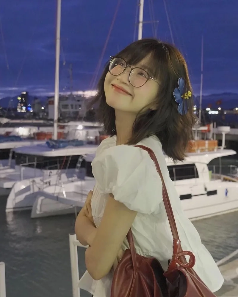 Tóc ngắn cá tính tỏa sáng trong kiểu tóc ảnh gái xinh tóc ngắn đeo kính