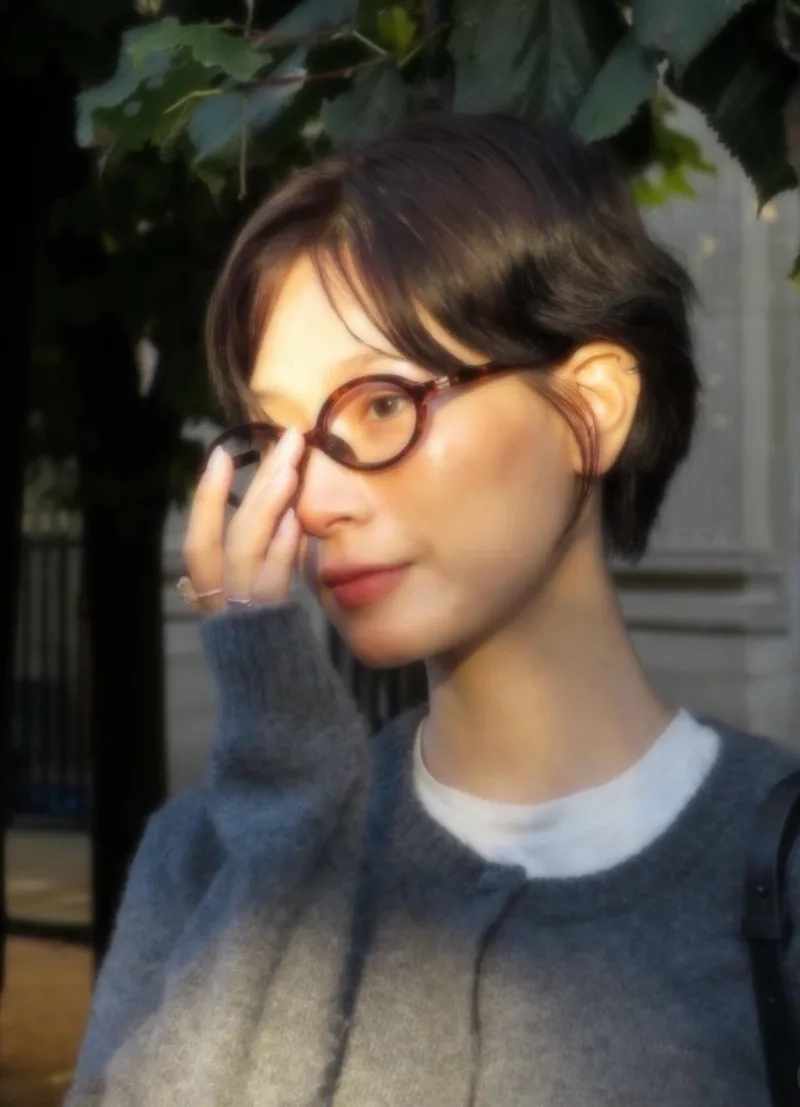 Vẻ đẹp thanh thuần từ ảnh gái xinh tóc ngắn đeo kính hút mắt