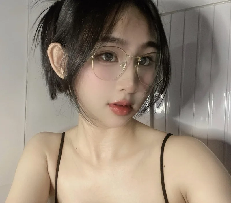 Sự cuốn hút dịu dàng từ ảnh gái đeo kính trong từng ánh mắt