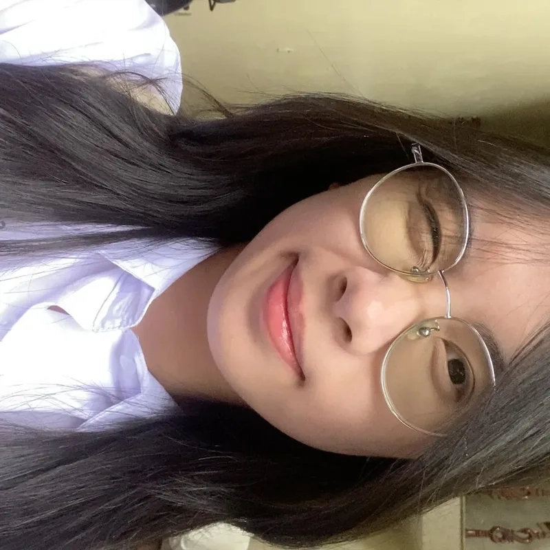 Vẻ đẹp trí tuệ tỏa sáng qua ảnh con gái đeo kính nhẹ nhàng