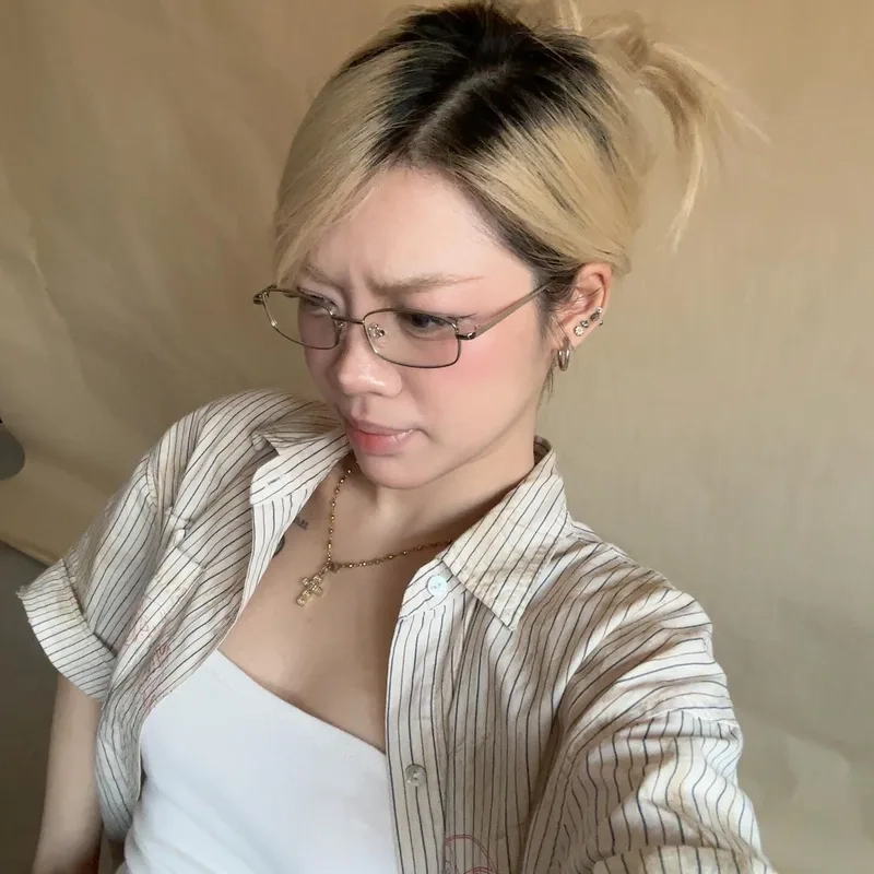 Dễ thương ngọt ngào trong từng ảnh gái xinh cute đeo kính