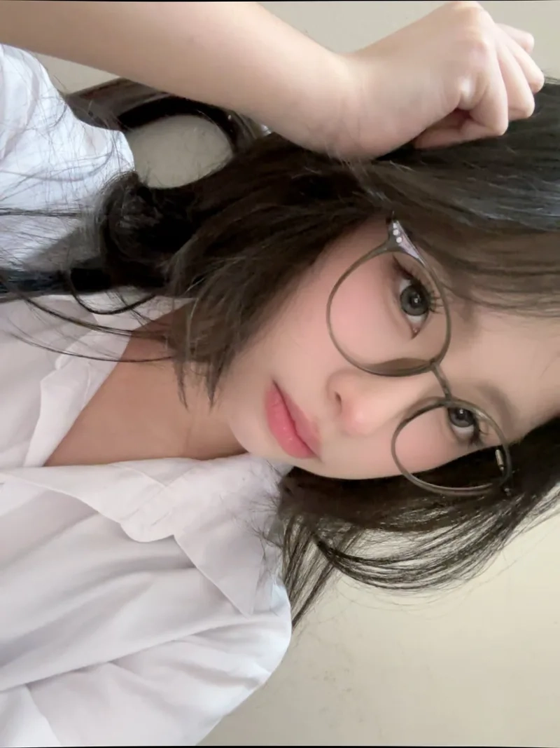 Gen Z tự tin khoe cá tính với ảnh gái xinh đeo kính 2k10