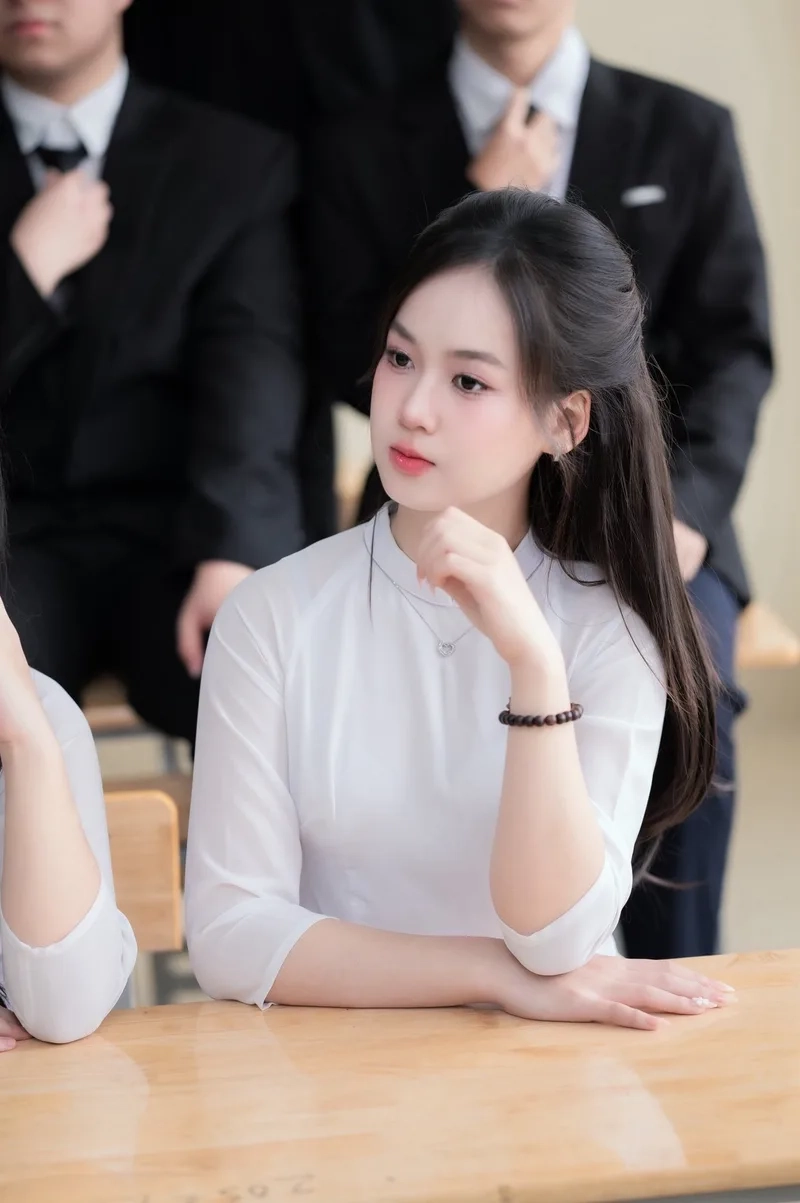 Sưu tầm Hình ảnh cô gái mặc áo dài dịu dàng