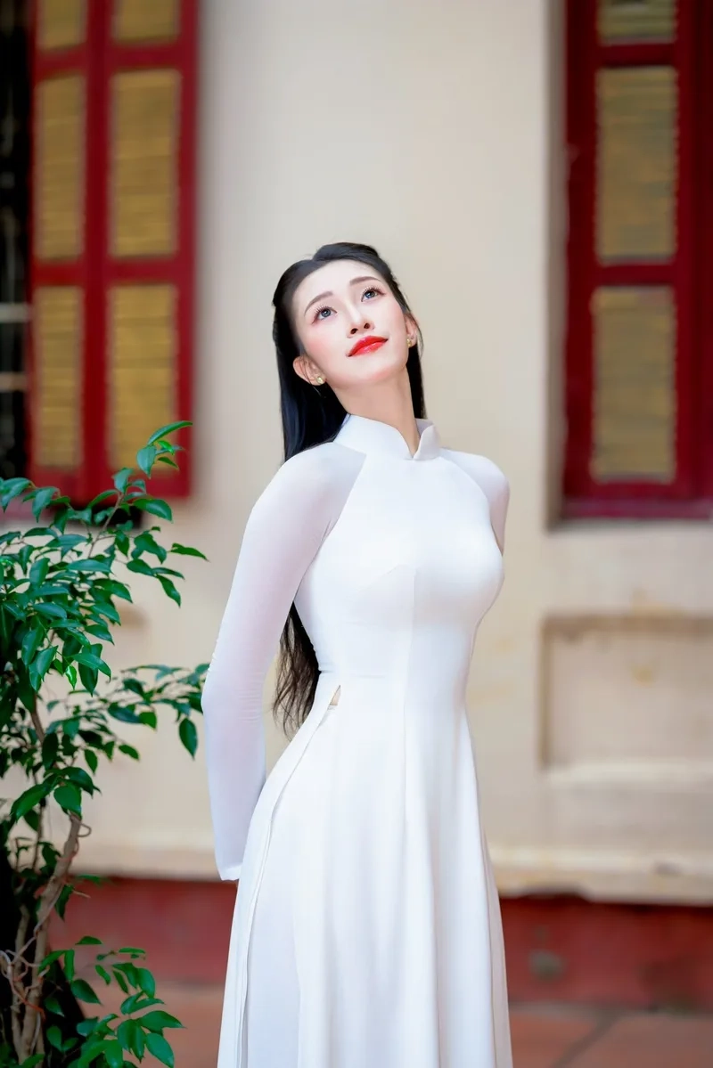 Tận hưởng nét dịu dàng của Gái xinh mặc áo dài trắng