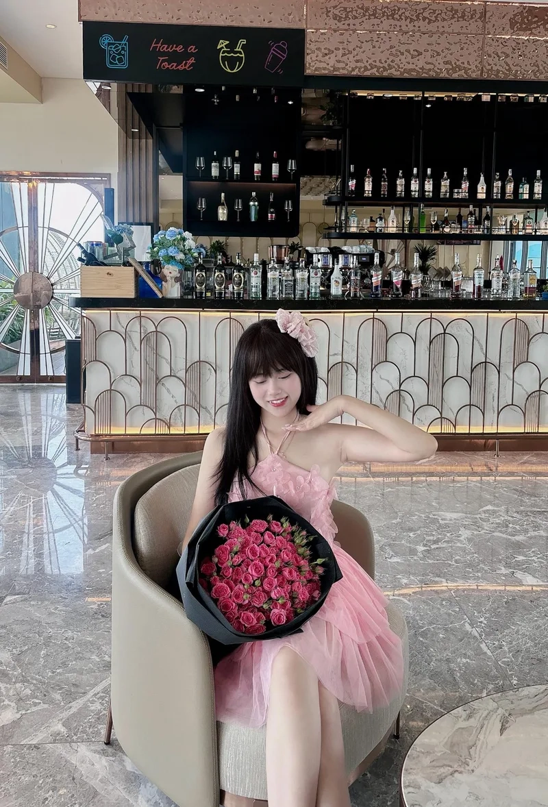 Biến tóc xoăn dài thành phong cách với Ảnh gái xinh tóc xoăn dài