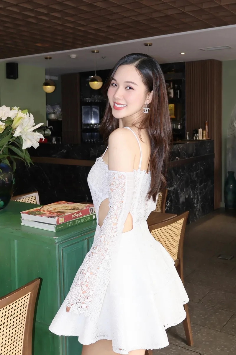 Biến điện thoại xinh xắn với Hình ảnh cô gái tóc dài