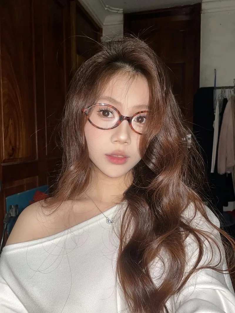 Ngắm nét đáng yêu của Gái xinh tóc dài đeo kính 2k10