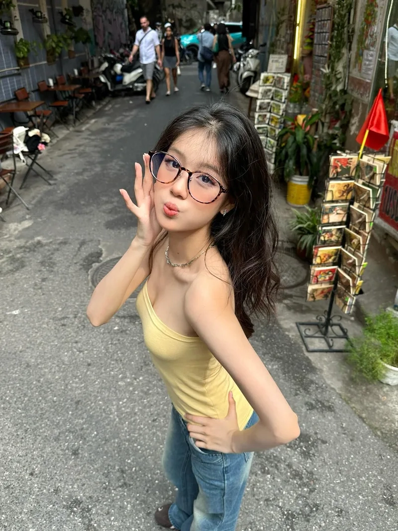 Dễ thương và tinh tế với Gái xinh đeo kính tóc dài