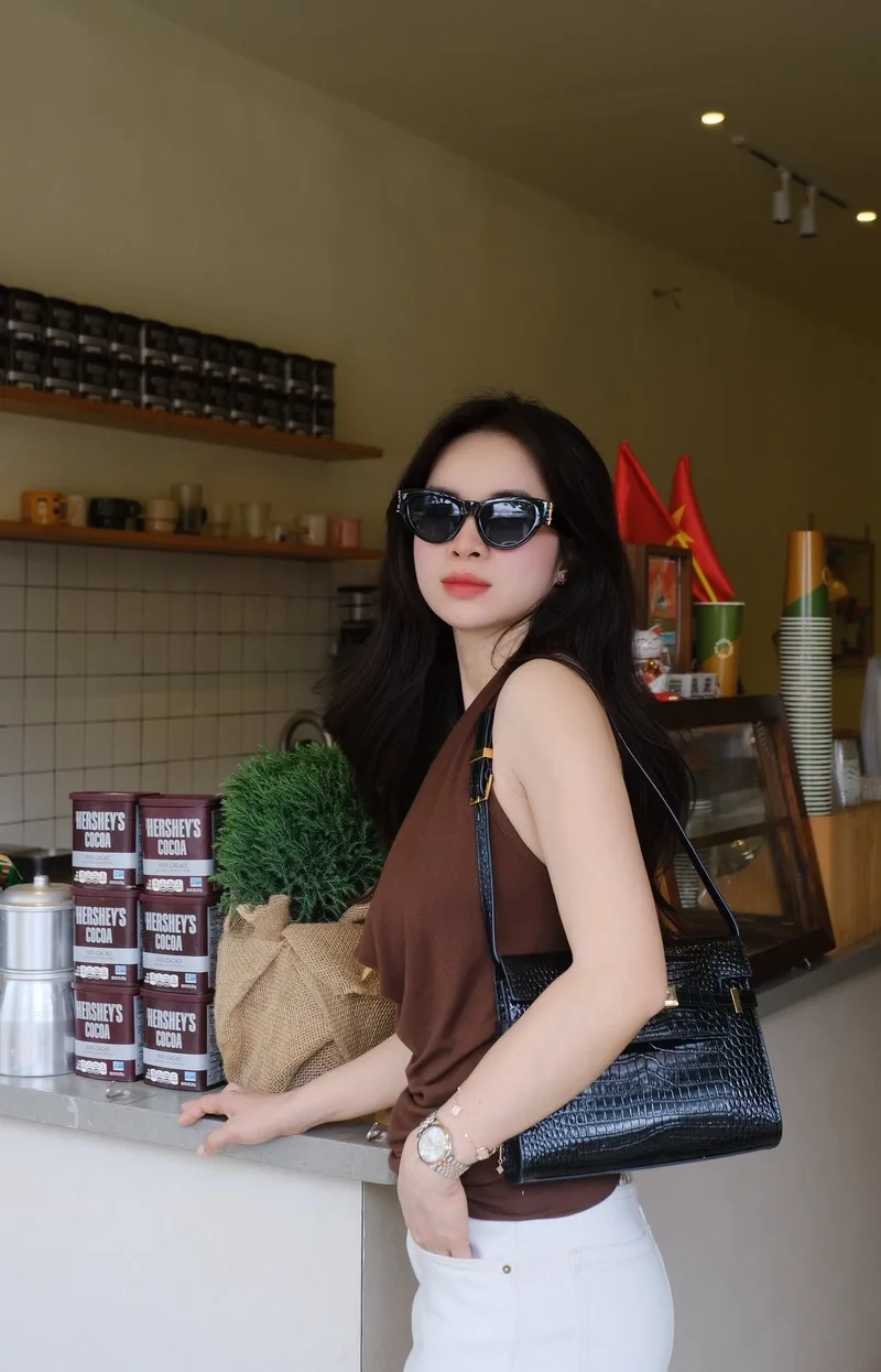 Khám phá vẻ đẹp ngây thơ của Ảnh gái xinh tóc dài đeo kính