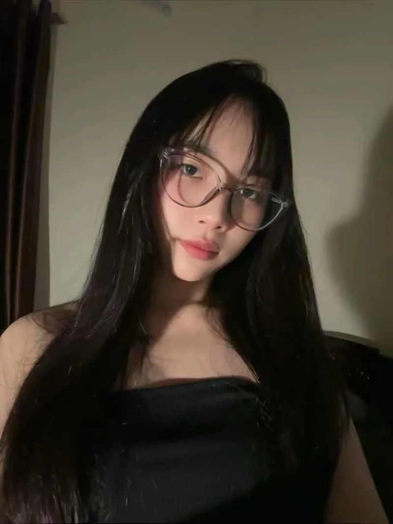 Thêm nét duyên dáng cho desktop với Gái xinh đeo mắt kính tóc dài