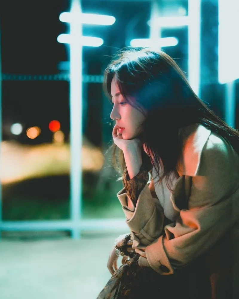 Khoảnh khắc lặng im của cô gái hình ảnh cô gái buồn