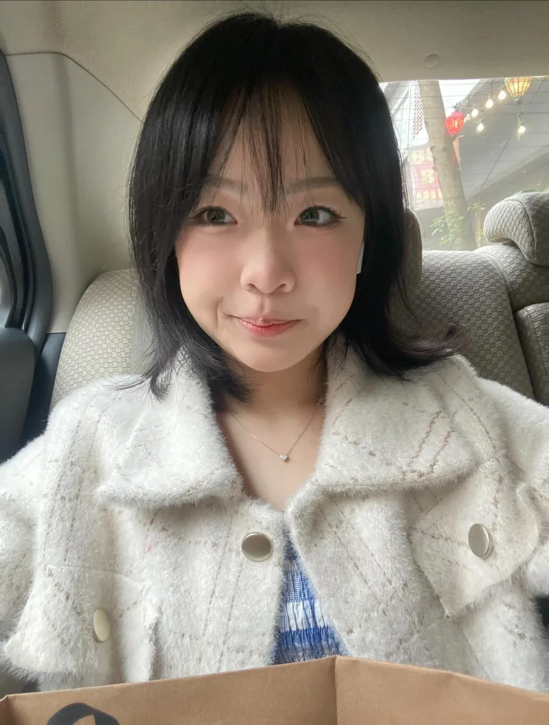 Phong cách năng động với Hình nền gái k7 tóc ngắn cho điện thoại