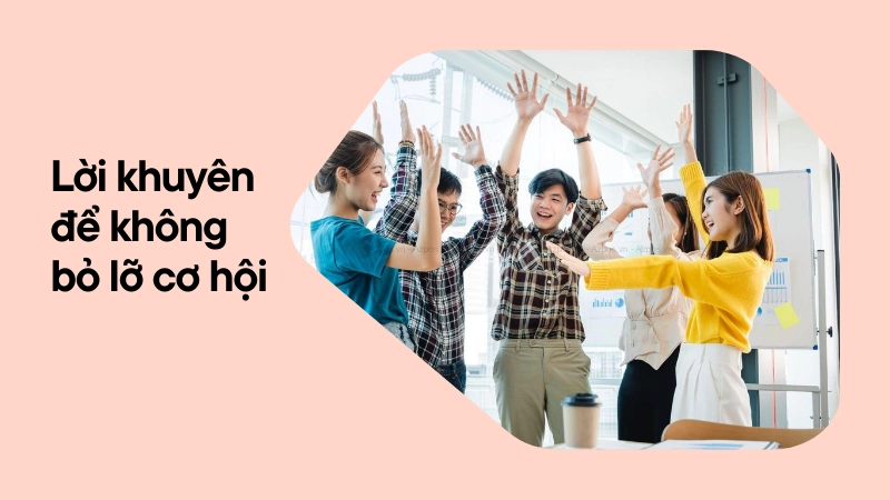 Nhóm bạn trẻ đang thảo luận sôi nổi về ý tưởng khởi nghiệp mới