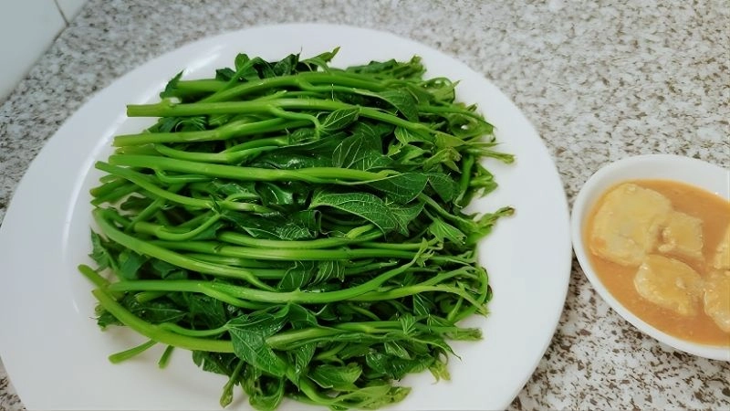 Kỹ thuật dùng muối và nước sôi để bảo toàn màu sắc